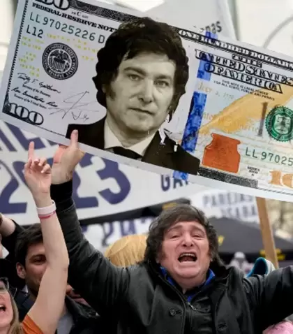 Javier Milei levanta un billete de 100 dlares con su cara durante la campaa presidencial de 2023.