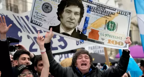 Javier Milei levanta un billete de 100 dlares con su cara durante la campaa presidencial de 2023.