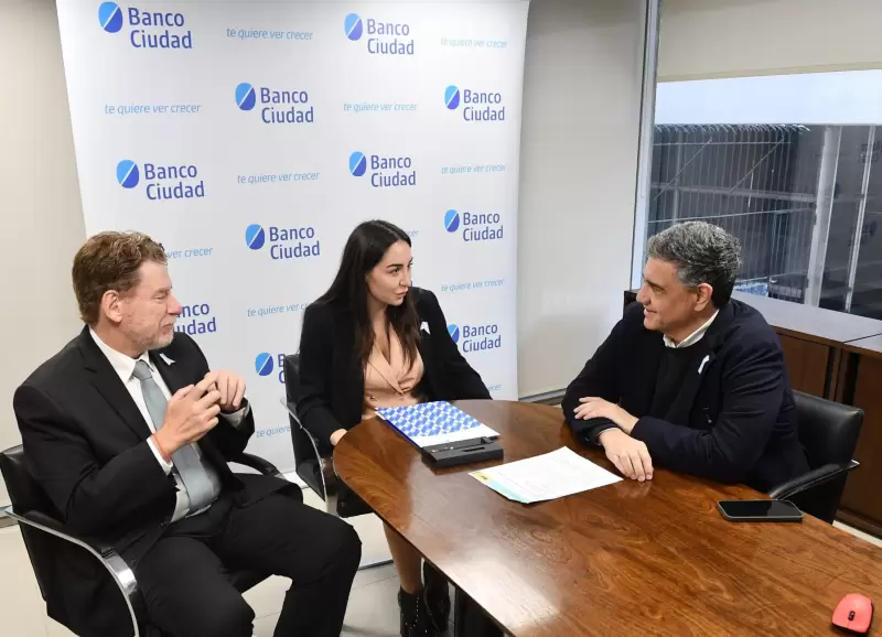 El jefe de Gobierno porteo, Jorge Macri, junto al presidente del Banco Ciudad, Guillermo Laje, junto a la vecina que recibi el crdito hipotecario.