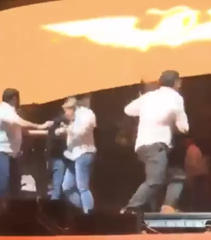 El momento en el que Maynez huye del escenario mientras se derrumbaba la estructura.