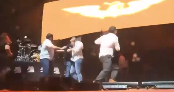 El momento en el que Maynez huye del escenario mientras se derrumbaba la estructura.
