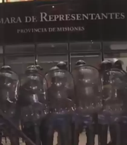 Polic�as de Misiones resguardan la entrada de la Legislatura de Misiones ante la manifestaci�n de docentes y personal de salud.