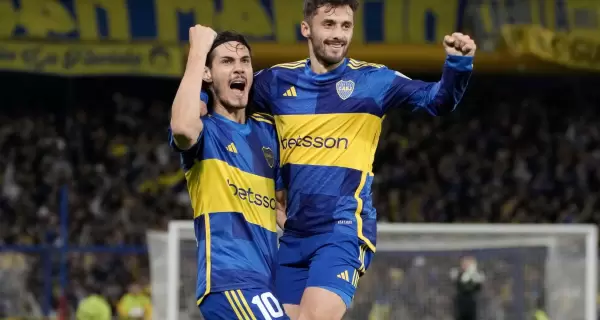 El festejo de los uruguayos Edinson Cavani y Marcelo Saracchi en el triunfo de Boca ante Nacional Potos� por la Copa Sudamericana.