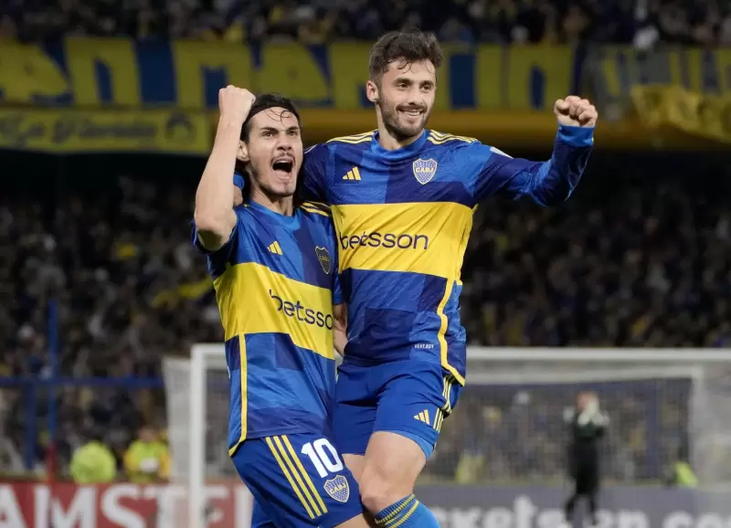 El festejo de los uruguayos Edinson Cavani y Marcelo Saracchi en el triunfo de Boca ante Nacional Potos por la Copa Sudamericana.