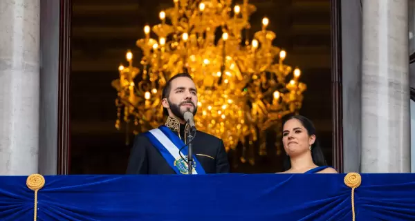 El presidente de El Salvador, Nayib Bukele, junto a su esposa, Gabriel Rodr�guez, en su discurso de asunci�n por su segundo mandato.