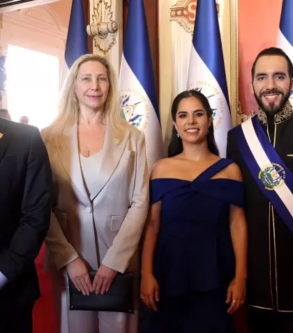 El presidente Javier Milei y su hermana Karina, la secretaria de la Presidencia, junto a Nayib Bukele y su esposa Gabriela Rodrguez, en junio.