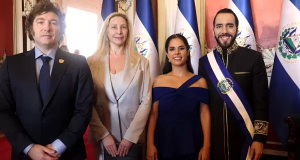 El presidente Javier Milei y su hermana Karina, la secretaria de la Presidencia, junto a Nayib Bukele y su esposa Gabriela Rodrguez, en junio.