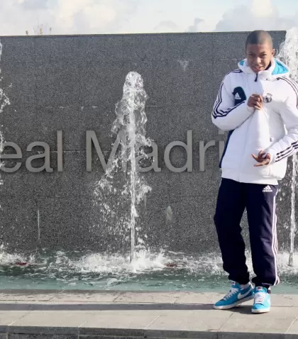 Kylian Mbapp� de ni�o con la campera del Real Madrid.