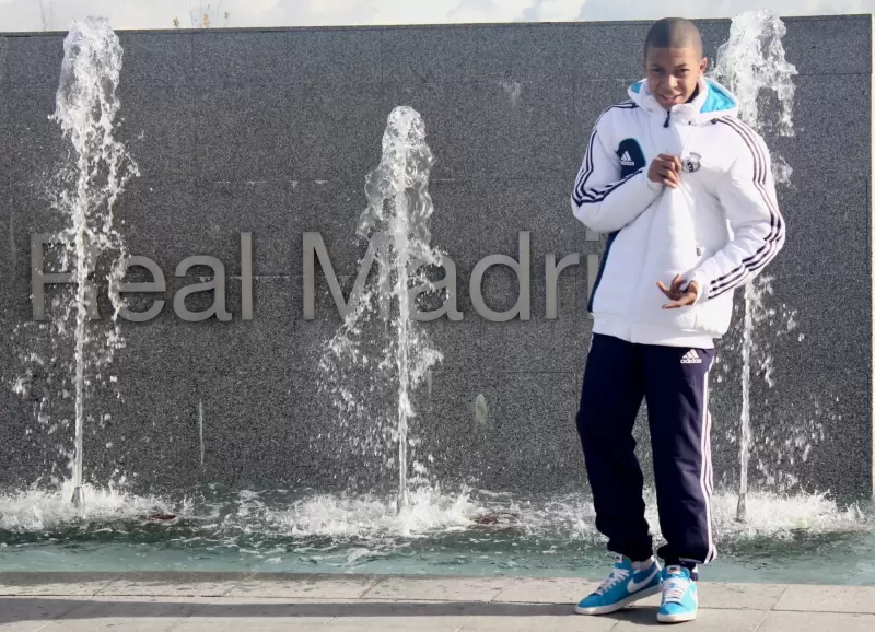 Kylian Mbapp de nio con la campera del Real Madrid.