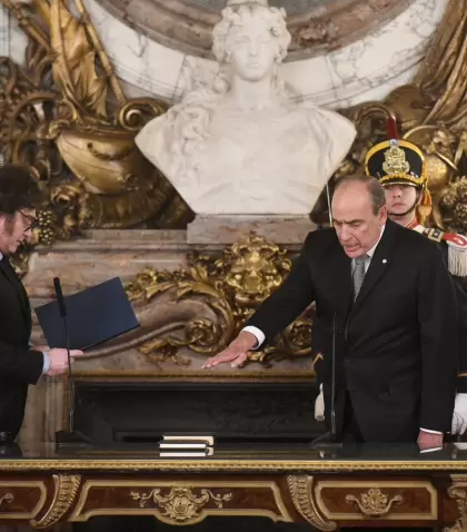 El presidente Javier Milei le toma juramento a Guillermo Francos.