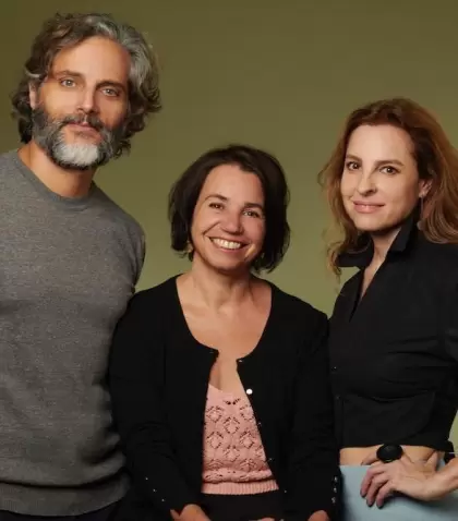 Joaqun Furriel, Celina Murga y Marina de Tavira, los actores protagonistas y la directora de "El aroma del pasto recin cortado".