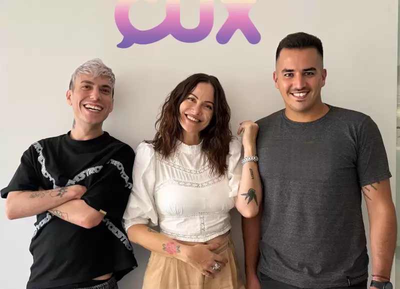 Connie Ansaldi junto a Kevin Rosenberg y Santiago Loose, cofundadores de la aplicacin Cux