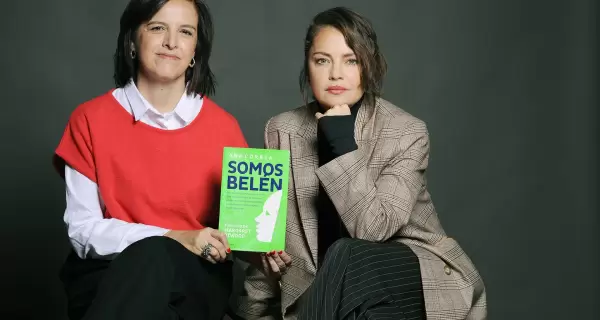 La escritora Ana Correa junto a la actriz Dolores Fonzi, quien dirigir y protagonizar el largometraje basado en su libro 'Somos Beln'