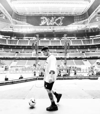 Duki en la previa de su show en el estadio Santiago Bernab�u de Madrid.
