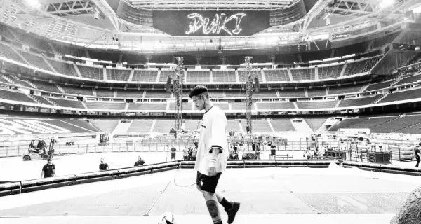 Duki en la previa de su show en el estadio Santiago Bernabu de Madrid.