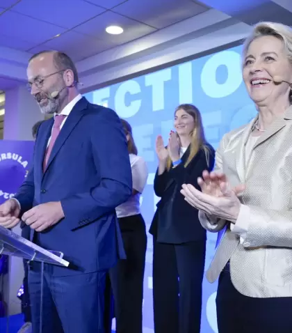 La presidenta de la Comisi�n Europea, Ursula von der Leyen, junto al l�der del Grupo del Partido Popular Europeo, Manfred Weber, tras la victoria