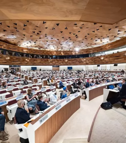 Los representantes de los Estados miembro de la OMS durante el debate por el tratado pand�mico en la 77� Asamblea Mundial de la Salud