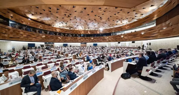 Los representantes de los Estados miembro de la OMS durante el debate por el tratado pandmico en la 77 Asamblea Mundial de la Salud