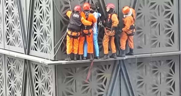 El escalador polaco, rescatado por bomberos en el edificio de Globant.