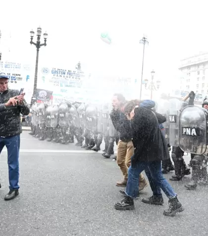 Fuerzas de seguridad reprimen a un grupo de manifestantes en las afueras del Congreso