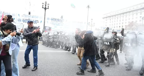 Fuerzas de seguridad reprimen a un grupo de manifestantes en las afueras del Congreso