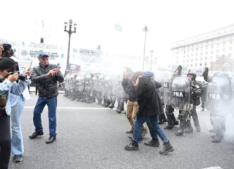 Fuerzas de seguridad reprimen a un grupo de manifestantes en las afueras del Congreso