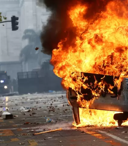 Un auto incendiado por un grupo de manifestantes en las afueras del Congreso durante el tratamiento de la Ley Bases y el paquete fiscal en el Senado.