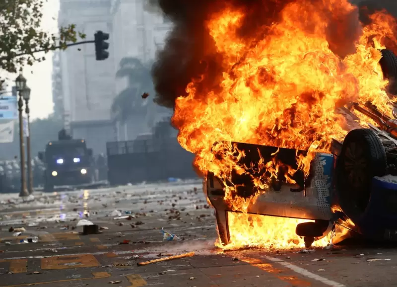 Un auto incendiado por un grupo de manifestantes en las afueras del Congreso durante el tratamiento de la Ley Bases y el paquete fiscal en el Senado.