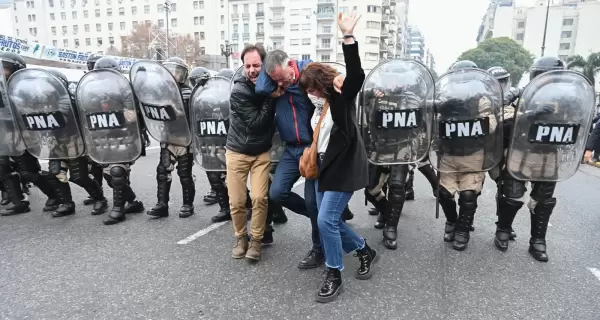 El diputado Carlos Castagneto fue asistido por trabajadores de la salud luego de que la Polic�a le tirara gas pimienta