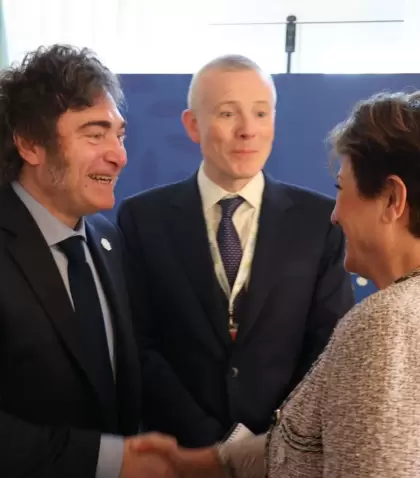 El presidente Javier Milei junto con con la Directora del Fondo Monetario Internacional, Kristalina Georgieva, en la cumbre del G7.