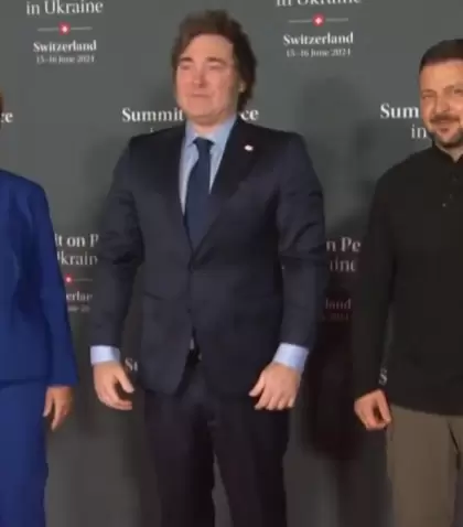 El presidente Javier Milei junto a sus pares de Suiza y Ucrania, Viola Amherd y Volodomir Zelensky, en la cumbre global por la paz de Ucrania.