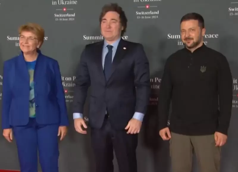 El presidente Javier Milei junto a sus pares de Suiza y Ucrania, Viola Amherd y Volodomir Zelensky, en la cumbre global por la paz de Ucrania.