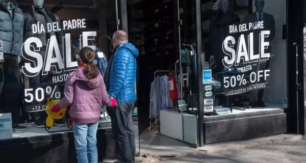 Da del padre con menos regalos: las cifras del derrumbe del consumo de este ao.