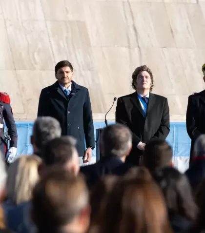 Milei junto al gobernador Pullaro, y el intendente Javkin, en el acto por el d�a de la Bandera en 2024.
