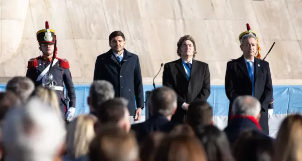 Milei junto al gobernador Pullaro, y el intendente Javkin, en el acto por el d�a de la Bandera en 2024.
