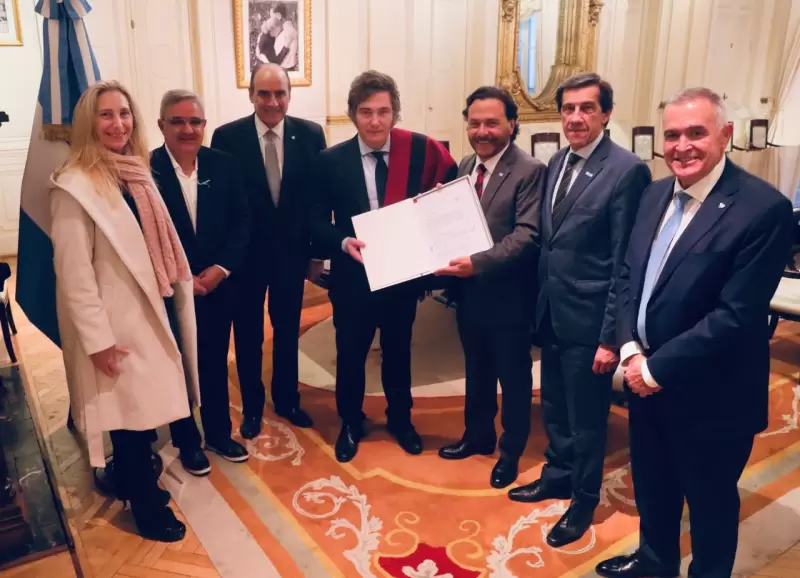 De izquierda a derecha: Karina Milei, Ral Jalil, Guillermo Francos, Javier Milei, Gustavo Senz, Carlos Sadir y Osvaldo Jaldo.