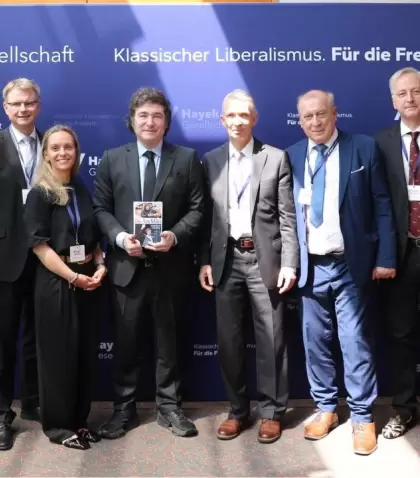 El presidente Javier Milei junto a las autoridades de la Sociedad Hayek de Hamburgo, en Alemania.