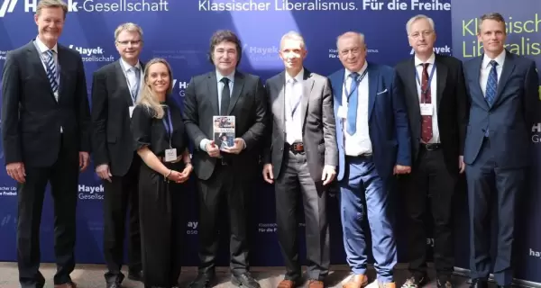 El presidente Javier Milei junto a las autoridades de la Sociedad Hayek de Hamburgo, en Alemania.
