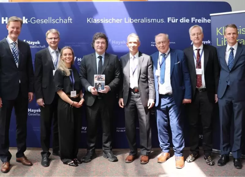 El presidente Javier Milei junto a las autoridades de la Sociedad Hayek de Hamburgo, en Alemania.