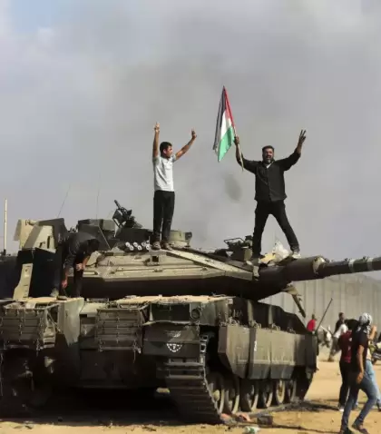Palestinos sobre un tanque israel el pasado 7 de octubre