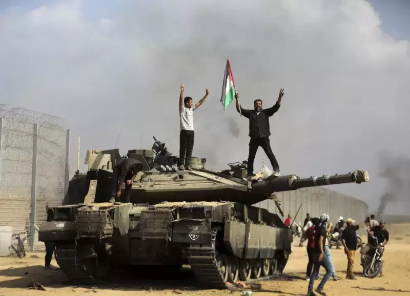 Palestinos sobre un tanque israel el pasado 7 de octubre