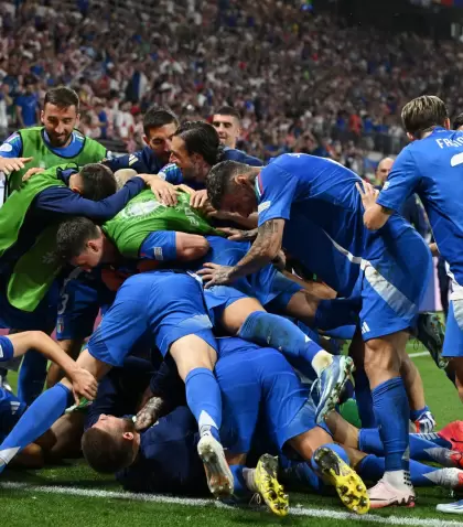 El festejo de Italia tras el empate agnico ante Croacia que lo clasific a los octavos de final de la Eurocopa.