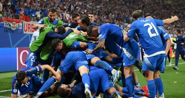El festejo de Italia tras el empate agnico ante Croacia que lo clasific a los octavos de final de la Eurocopa.