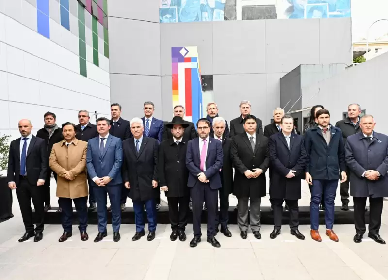 Los 15 gobernadores junto al presidente de la AMIA, Amos Linetzky.