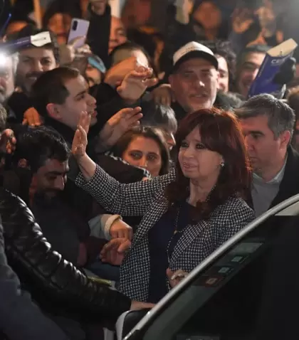 Fern�ndez de Kirchner frente a su domicilio en 2022
