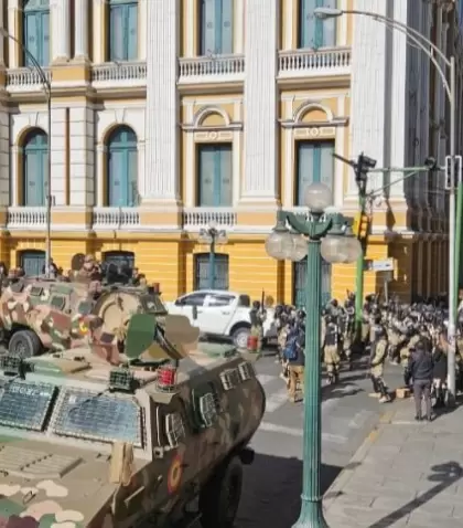 Las Fuerzas Armadas en la Plaza Murillo.