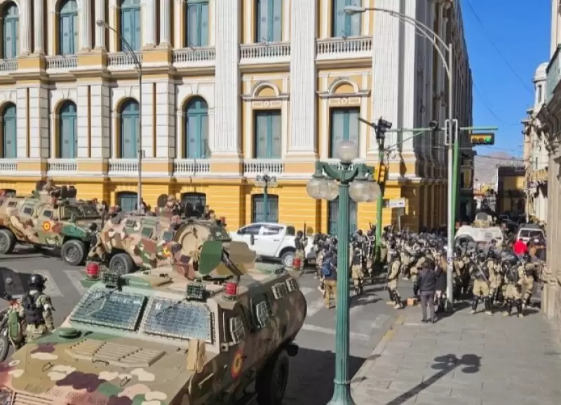 Las Fuerzas Armadas de Bolivia en la Plaza Murillo.