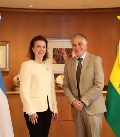 La canciller Diana Mondino junto al embajador de Bolivia en la Argentina, Jorge Ramiro Tapia Sainz.