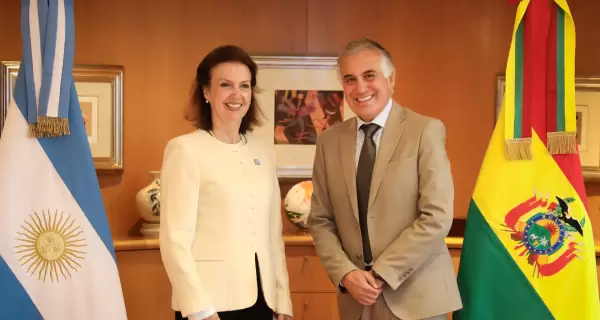 La canciller Diana Mondino junto al embajador de Bolivia en la Argentina, Jorge Ramiro Tapia Sainz.