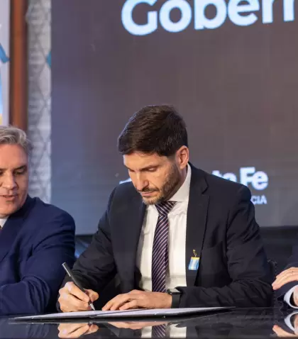 Los gobernadores Mart�n Llaryora, Maximiliano Pullaro y Rogelio Frigerio, juntos en un reclamo por fondos al Gobierno nacional.